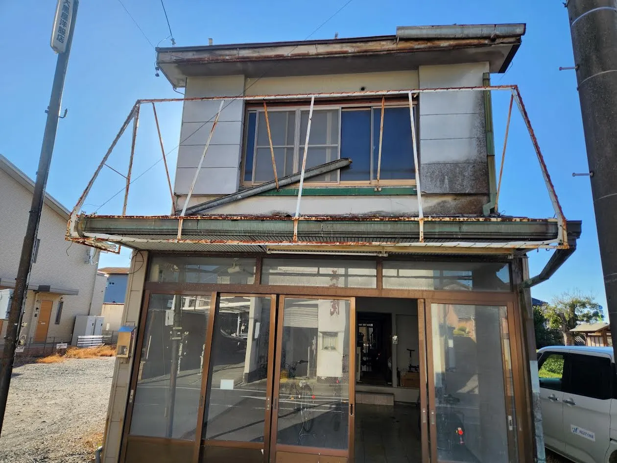 ２階の雨どい修理と1階屋根の看板のフレーム撤去