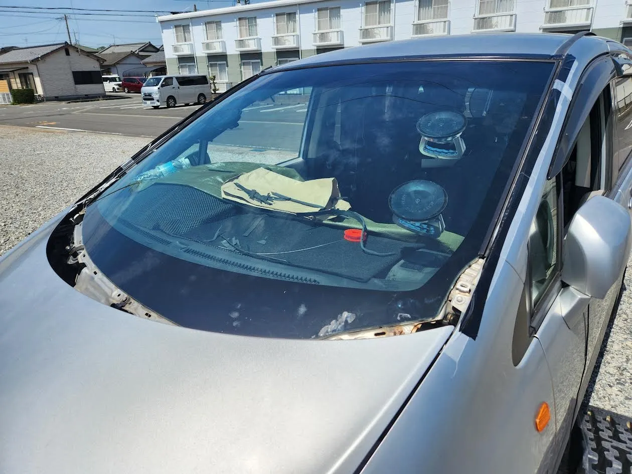 自動車のフロントガラス交換手伝い　ガラス取付け